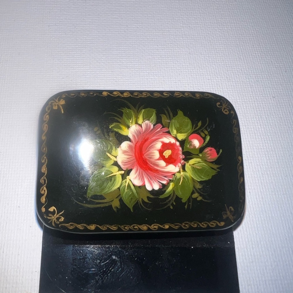 Vintage Russian hand-painted lacquer brooch featuring a floral design. Used‎